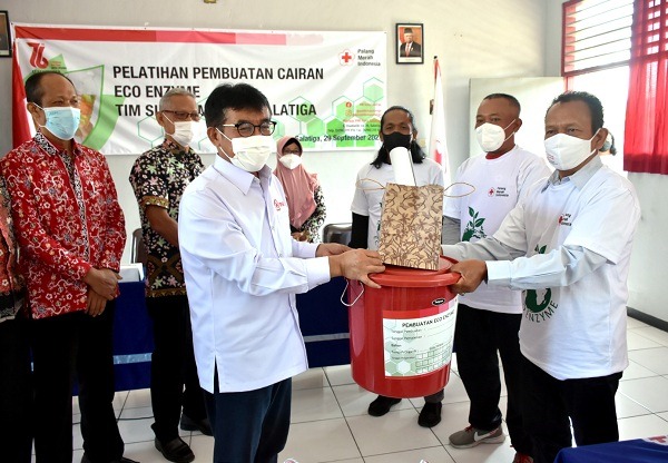 Warga Salatiga Diajari Buat Eco Enzyme dari Sampah Organik