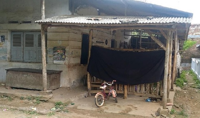 Keluarga Hidup di Emperan Rumah Kosong di Pekalongan Terima Bantuan