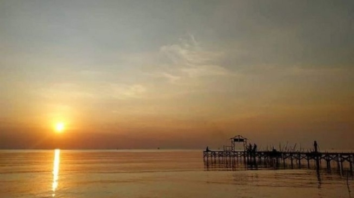 Menikmati Sunset dan Hutan Mangrove di Pantai Istambul Demak