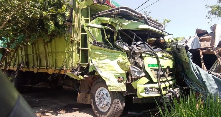 Duar! Truk Tronton Tabrak Truk Tangki di Madiun