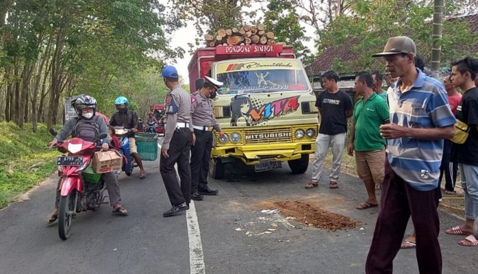 Terlalu Nganan KLX Tertabrak Truk di Karanganyar, 1 Meninggal