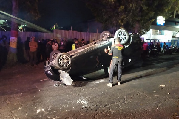 Brak! Tabrak Median Jalan, Mobil di Ponorogo Terbalik