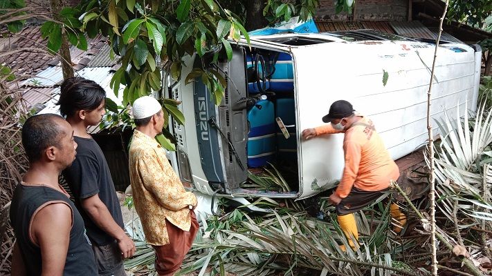 Pulang Ziarah, Minibus Rombongan Guru SD dari Demak Terguling