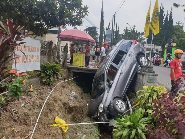 Rem Blong, Mobilio Masuk Parit di Tawangmangu