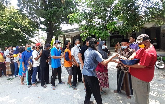 Unik! Peringati Maulid Nabi Muhammad Warga Madiun Bagikan Uang