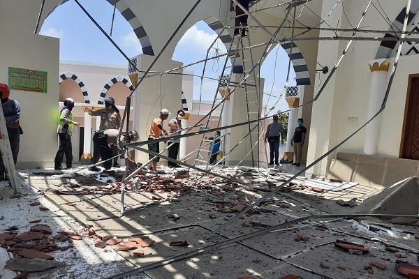 Diduga Salah Konstruksi, Atap Serambi Masjid Besar Nguter Ambrol