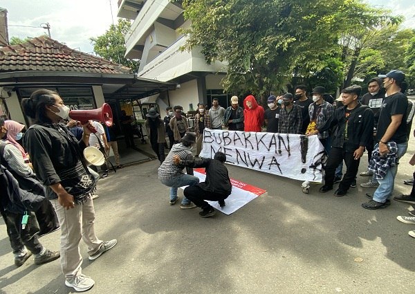 Mahasiswa UMS Demo Tuntut Bubarkan Menwa
