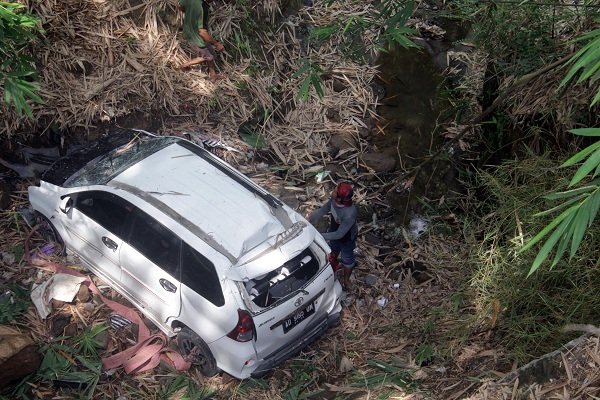 Mobil Masuk ke Jurang 30 Meter di Sragen, 2 Orang Selamat