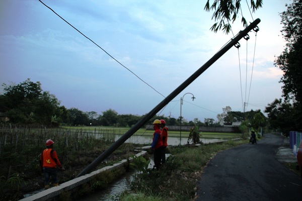 Tiang Listrik Jalan Tegalgondo -Janti Klaten Ambruk, 1 Tiang Menimpa Truk