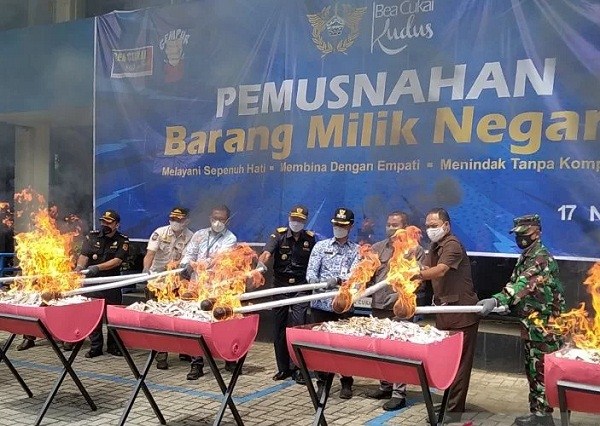 Jutaan Batang Rokok Ilegal Seberat 8 Ton di Kudus Dimusnahkan 