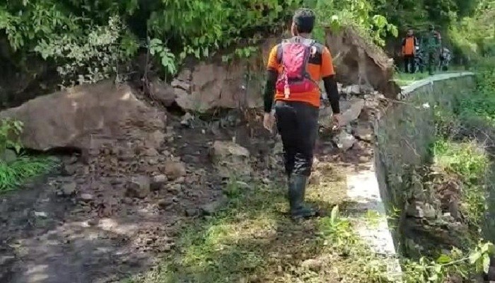 Tanah Longsor Sebabkan Jalan Desa di Ponorogo Tertutup