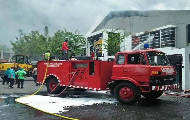 Kebakaran Landa Pabrik PT Dua Kelinci di Pati