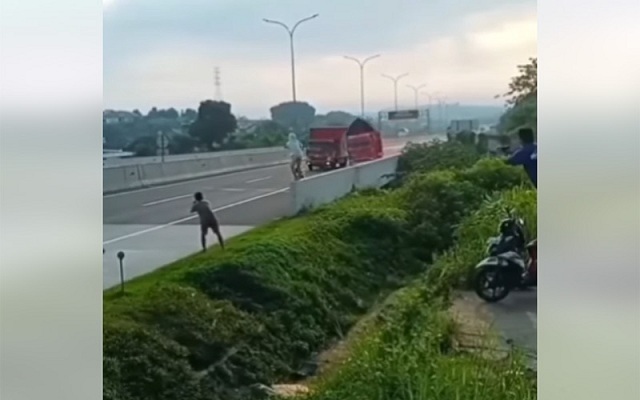 Demi Konten, Remaja Rekam Aksi Truk Oleng di Tol Batang-Semarang