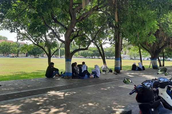 Selesai PTM Pelajar Karanganyar Ganti Baju Terus Nongkrong