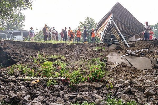 Talut Ambrol, Warung Sosis Warga Sragen Rusak