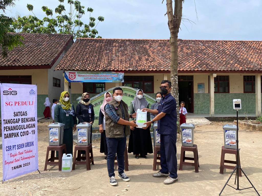 Semen Gresik Salurkan Perlengkapan Prokes untuk Bantu Sekolah Cegah Covid-19