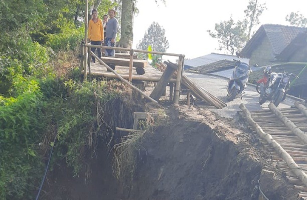 Satu Sepeda Motor Terseret Banjir Lahar Hujan di Klaten