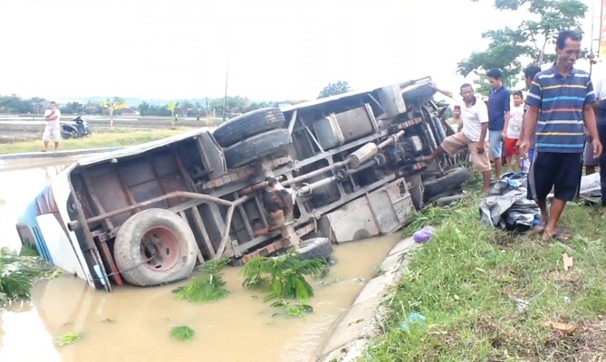 Tersangkut Kabel, Bus Rombongan Warga Toroh Masuk Sungai