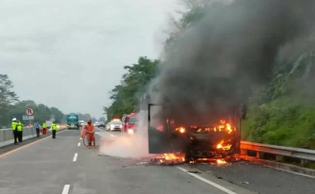 Bus Sudiro Tungga Jaya Terbakar di Tol Semarang-Solo, Penumpang Selamat