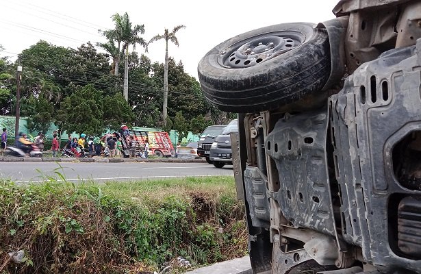 Bersenggolan, Truk Nyungsep Gran Max Terguling di Karanganyar