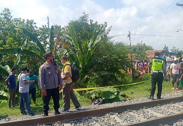 Pengendara Motor di Grobogan Tertabrak KA Barang