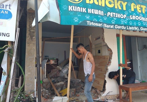 Rem Blong, Truk Nyelonong ke Klinik Hewan di Klaten