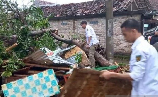 Angin Kencang Landa Madiun, Ratusan Rumah Rusak