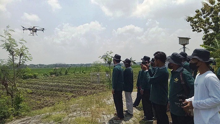 Dinas Pertanian Grobogan Kenalkan Drone Penyemprot Pestisida