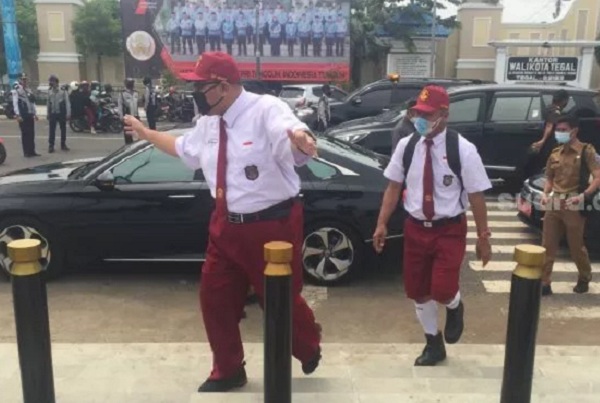 Tinjau Vaksinasi Anak, Wali Kota Tegal Pakai Seragam SD 