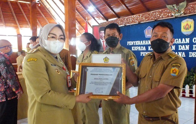 Bupati Grobogan Beri Penghargaan 3 Kades Terkait Dana Desa