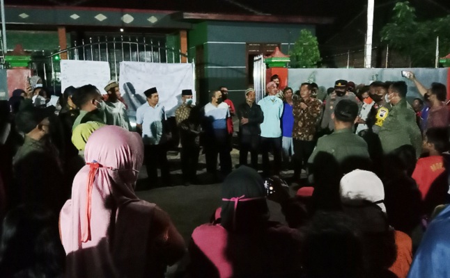 Warga Dusun Suruhtani Datangi Rumah Kades, Ada Apa?