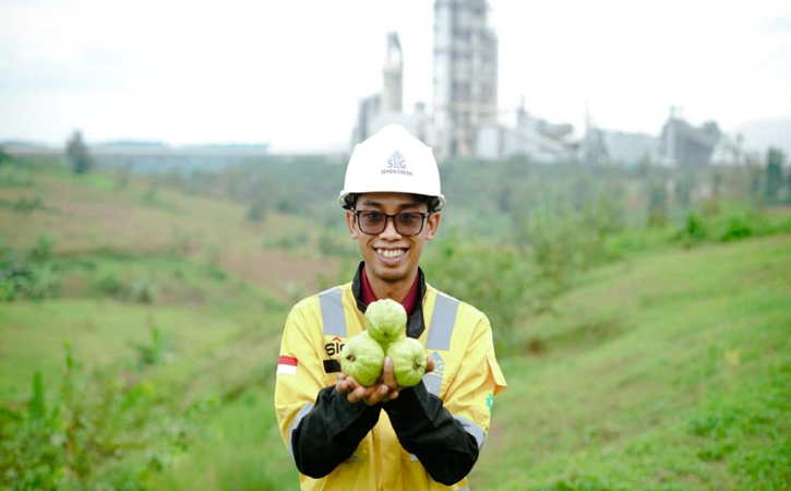 Saat Jambu Kristal dan Srikaya Tumbuh Subur di Kawasan Pabrik Semen Gresik Rembang