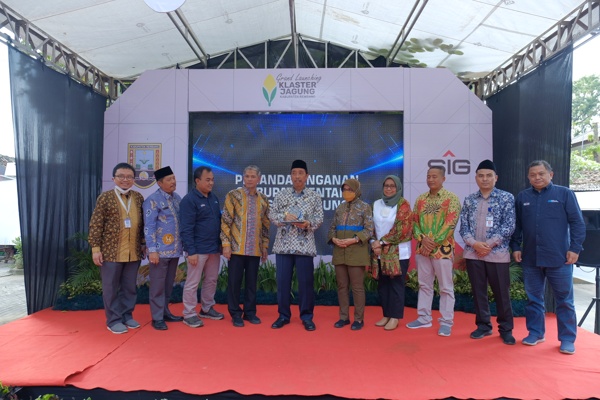 Semen Gresik Bersama SIG Fasilitasi Petani Rembang Kembangkan Klaster Industri Jagung