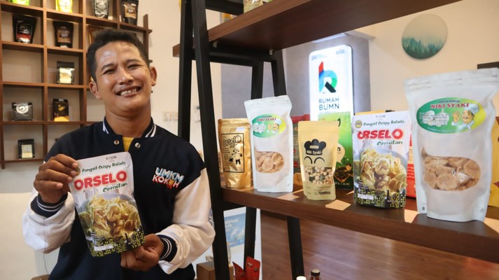Inspiratif! Difabel Rembang Ini Raup Puluhan Juta Rupiah dari Makanan Ringan