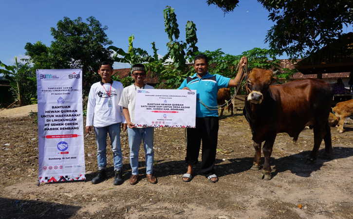 Semen Gresik Salurkan Hewan Kurban Senilai Total Rp280 Juta di Rembang dan Blora