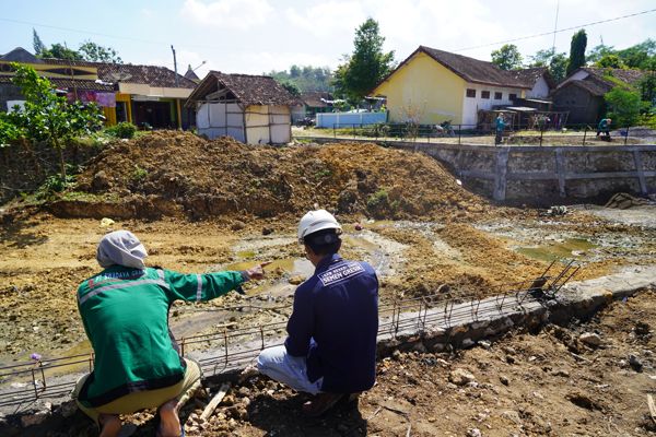 Percepat Infrastruktur Desa, Semen Gresik Bangun Tebing Sungai Rp175 Juta di Pasucen Rembang