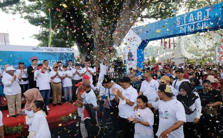 HUT ke-25 BUMN, Semen Gresik Sukses Ajak 6.500 Warga Jalan Sehat di Grobogan Jateng