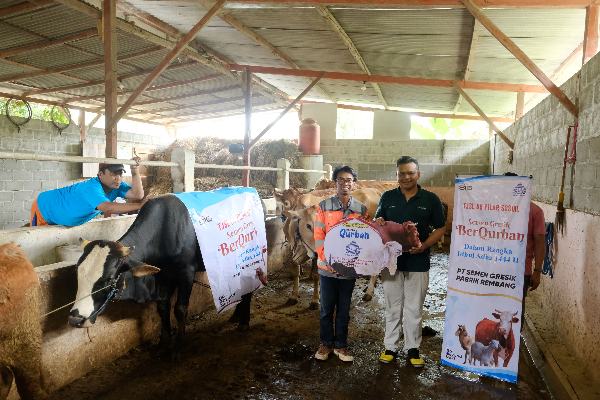 Disebar di 15 Lokasi, Semen Gresik Salurkan Hewan Kurban Senilai Rp380 Juta untuk warga Blora dan Rembang