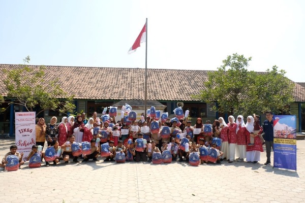 Peringati HUT RI, Istri Karyawan Semen Gresik Gelar Goes to School di Rembang