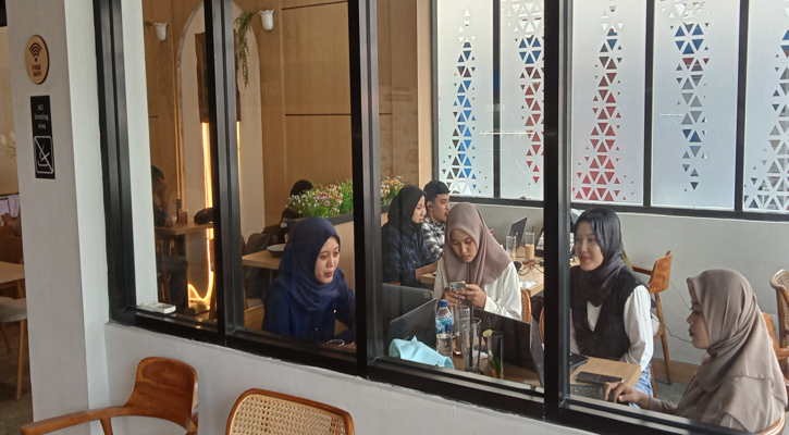 Asyiknya Nugas di Ornito Café Solo, Suasana Nyaman Plus Internet Ngegas