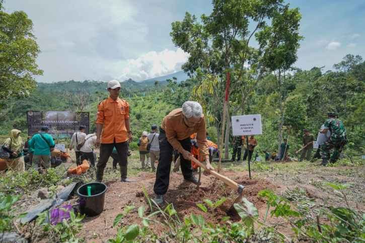 Kementerian LHK Gelar Tanam Pohon Serentak, Tanam 2.000 Bibit di Lahan 10 Ha