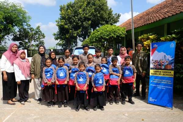 Semen Gresik Dukung Peningkatan Pendidikan Anak-anak Sekolah Dasar Negeri 1 & 2 Kajar Kabupaten Rembang