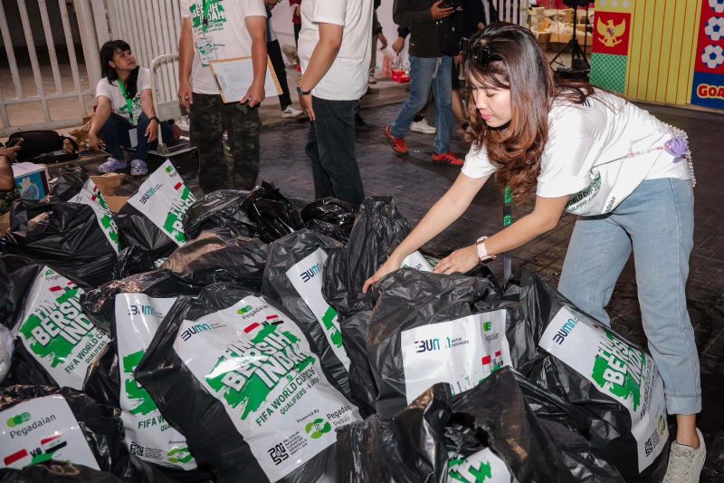 Pegadaian dan Pencinta Bola Kumpulkan 728 Kg Sampah Seusai Pertandingan Indonesia VS Irak