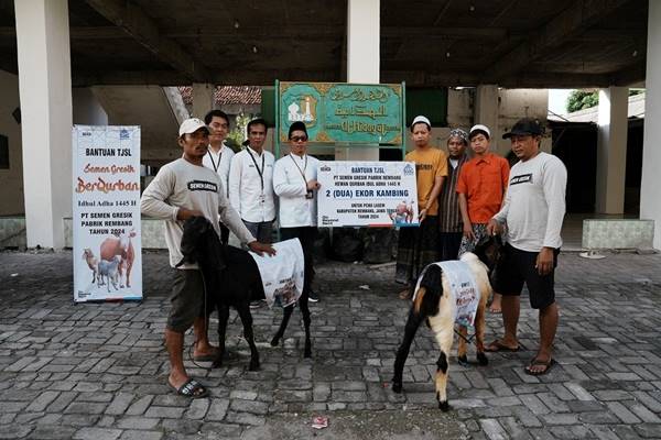 Semen Gresik Bagikan Puluhan Hewan Kurban Sapi & Kambing di 18 Titik Wilayah Rembang dan Blora