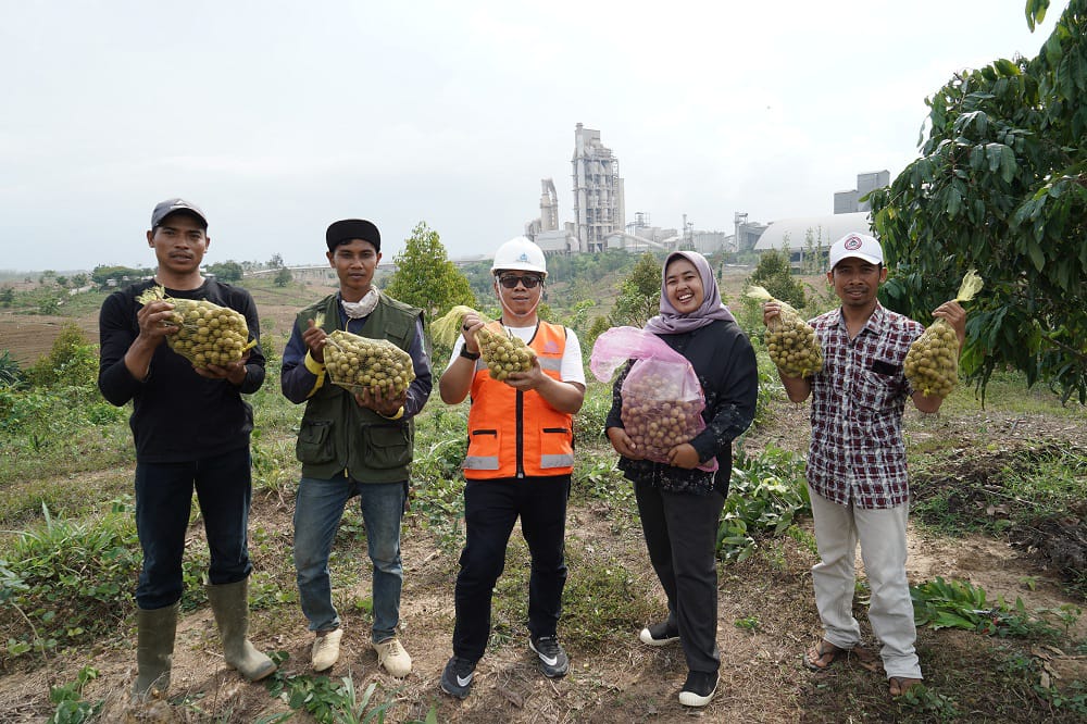 Semen Gresik Bersama Petani Panen Kelengkeng di Kebun Hortikultura Rembang, Hasilkan Belasan Juta Rupiah