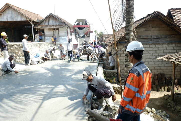 Pemberdayaan Masyarakat, Semen Gresik Bangun Jalan Beton Senilai Rp1,55 Miliar di Desa Tegaldowo Rembang