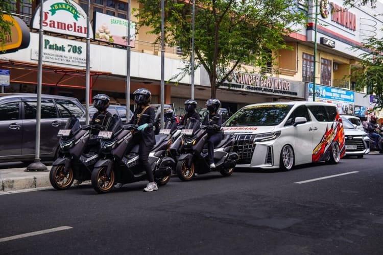 Kejutan! Yamaha Antarkan NMax Turbo Pakai Mobil Mewah ke Rumah Konsumen