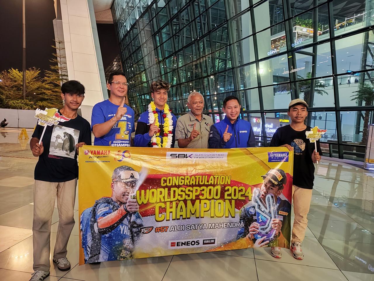 Sambutan Hangat untuk Sang Juara Dunia Rider Yamaha Aldi Satya Mahendra saat Pulang Bawa Trofi