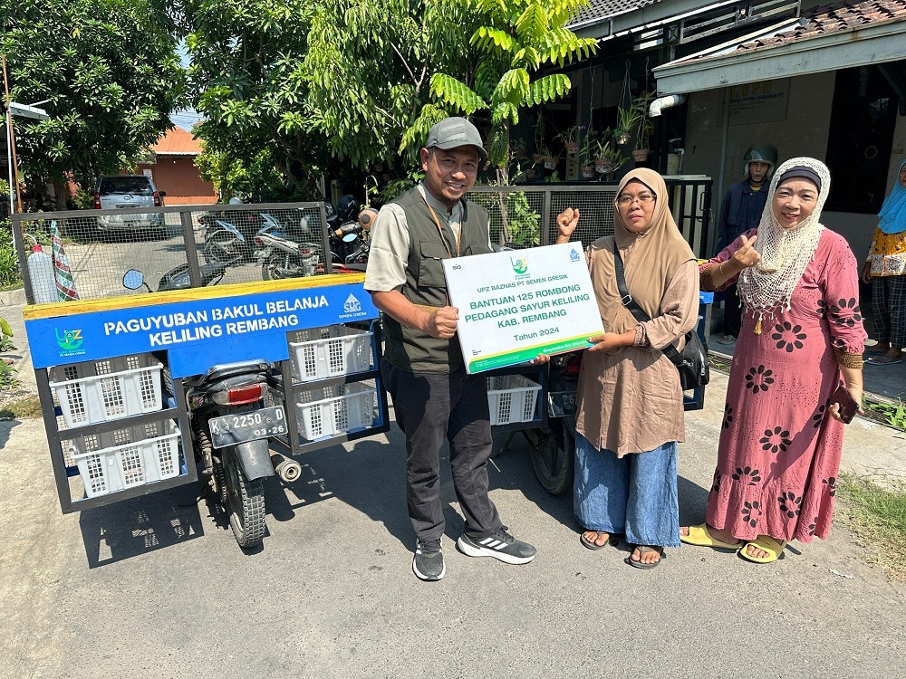 Dukung Kesejahteraan Masyarakat, PT Semen Gresik Bagikan 125 Rombong ke Pedagang Sayur Keliling di Rembang