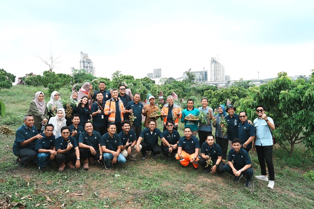 Dirut PT Semen Gresik dan Petani SGSP Gelar Panen Raya Kelengkeng dan Durian di Kebun Hortikultura Pabrik Rembang